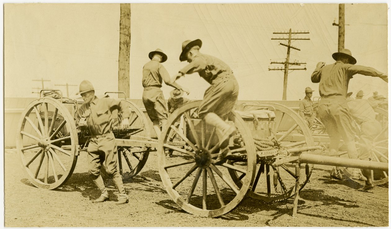 Photographie horizontale sépia montrant des hommes en uniforme sautant d