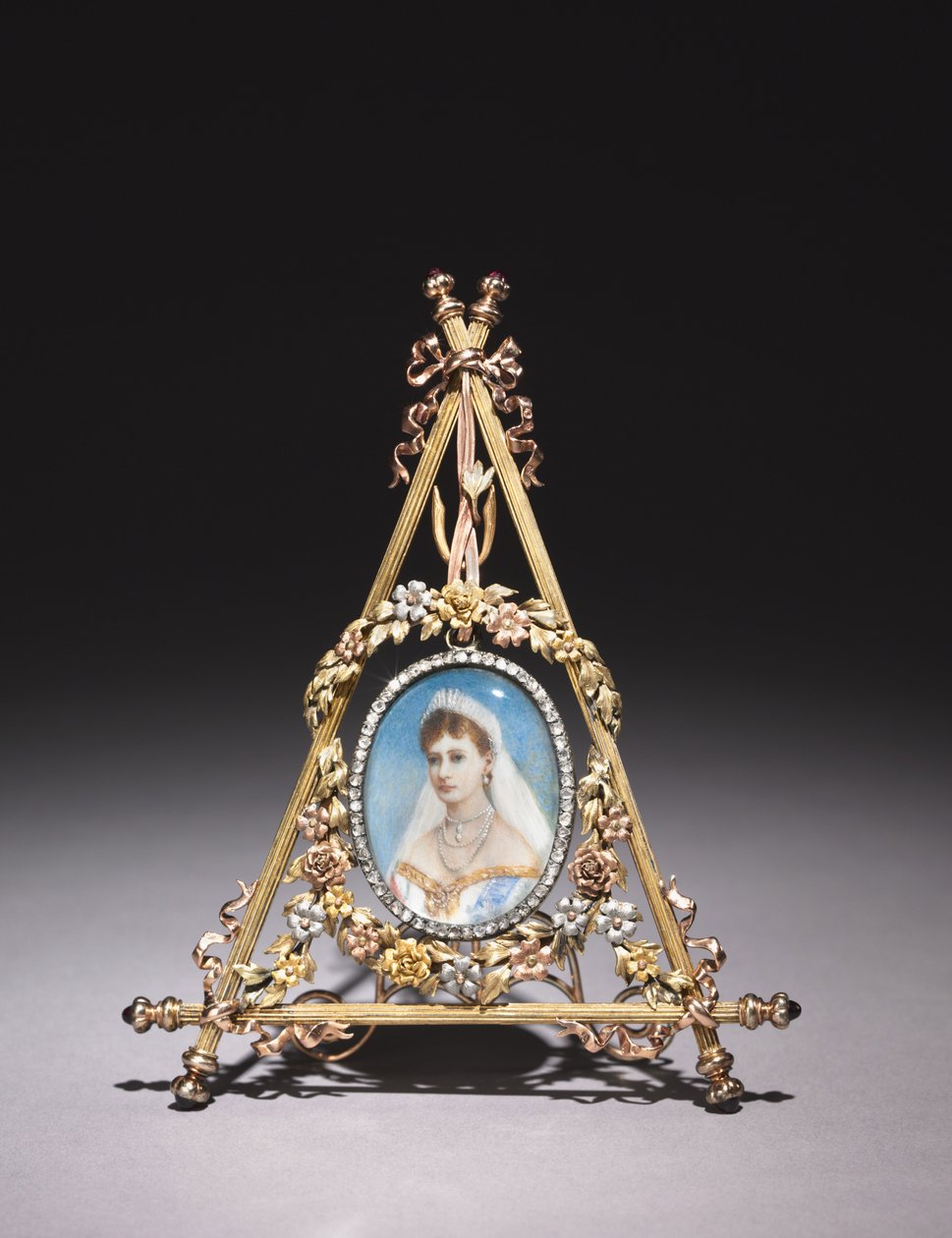Cadre triangulaire avec portrait de la tsarine Alexandra Feodorovna, 1896-1908 - Carl Fabergé