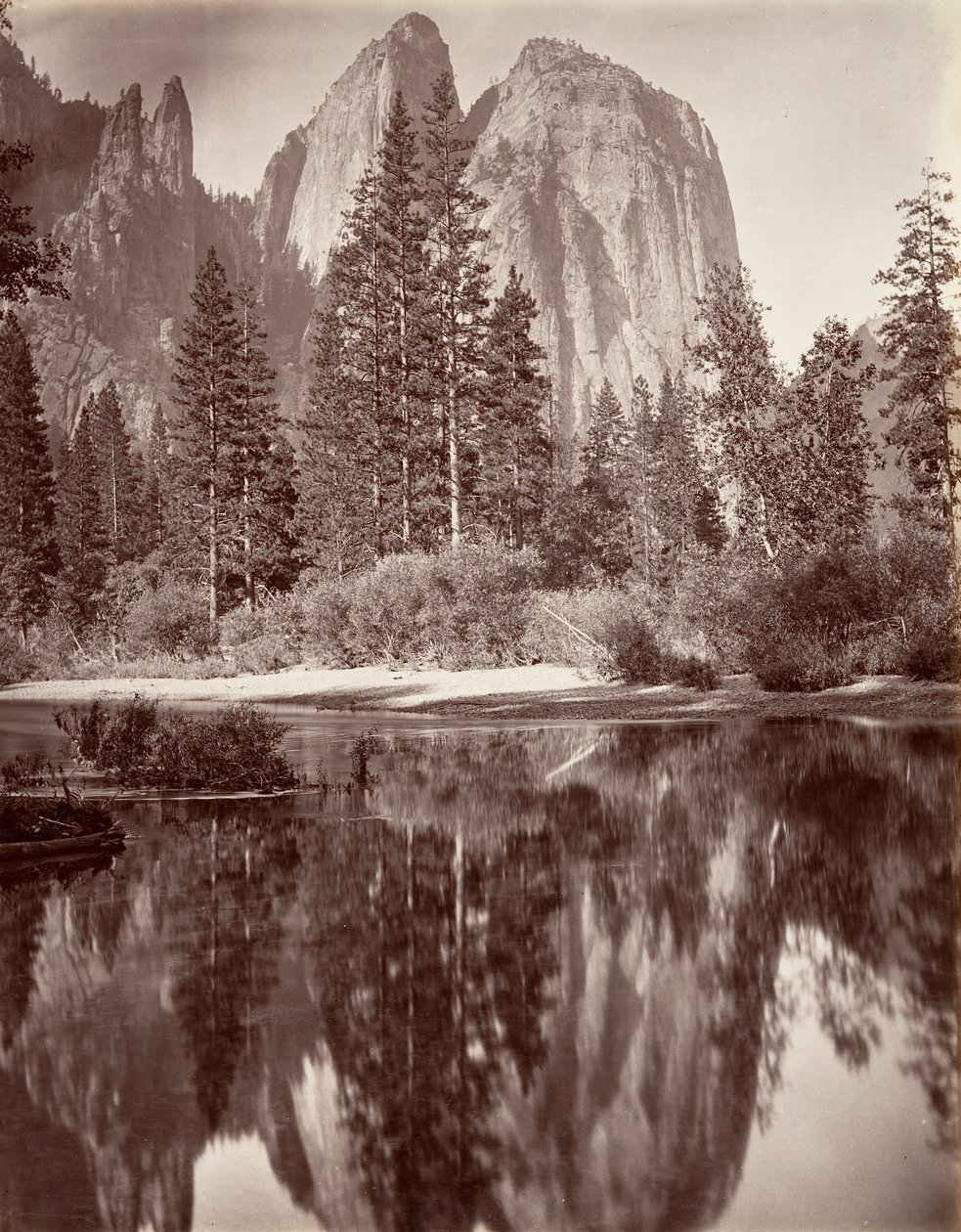 Vue en miroir des rochers de la cathédrale, Yosemite, vers 1872, imprimé vers 1876 - Carleton E. Watkins.