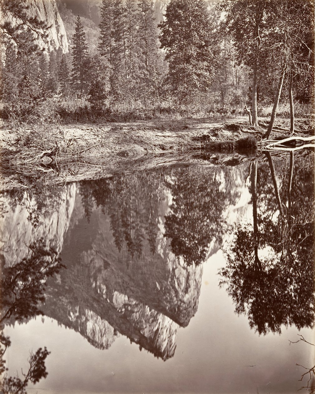 Vue en miroir des Trois Frères, Yosemite, vers 1872, imprimé vers 1876 - Carleton E. Watkins.