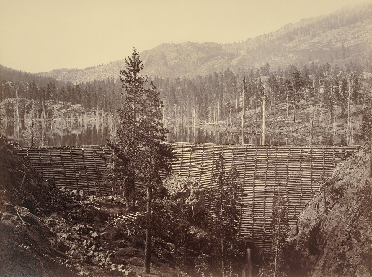 Réservoir de Rudyard. Barrage central de 114 pieds de haut ; caisson en bois et remplissage en pierre - Carleton Watkins