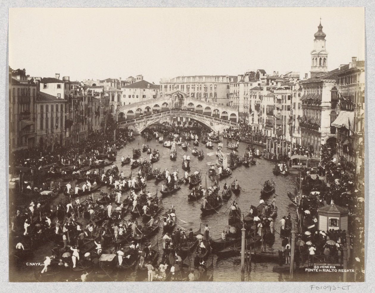 Régate de gondoles sur le Grand Canal à Venise, à hauteur du pont du Rialto - Carlo Naya