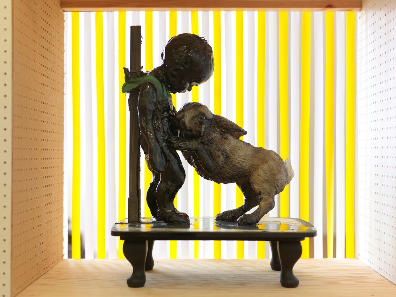 La merveilleuse histoire du bébé goudron, 2010 (bois, argile, tissu, peinture) - Cathie Pilkington