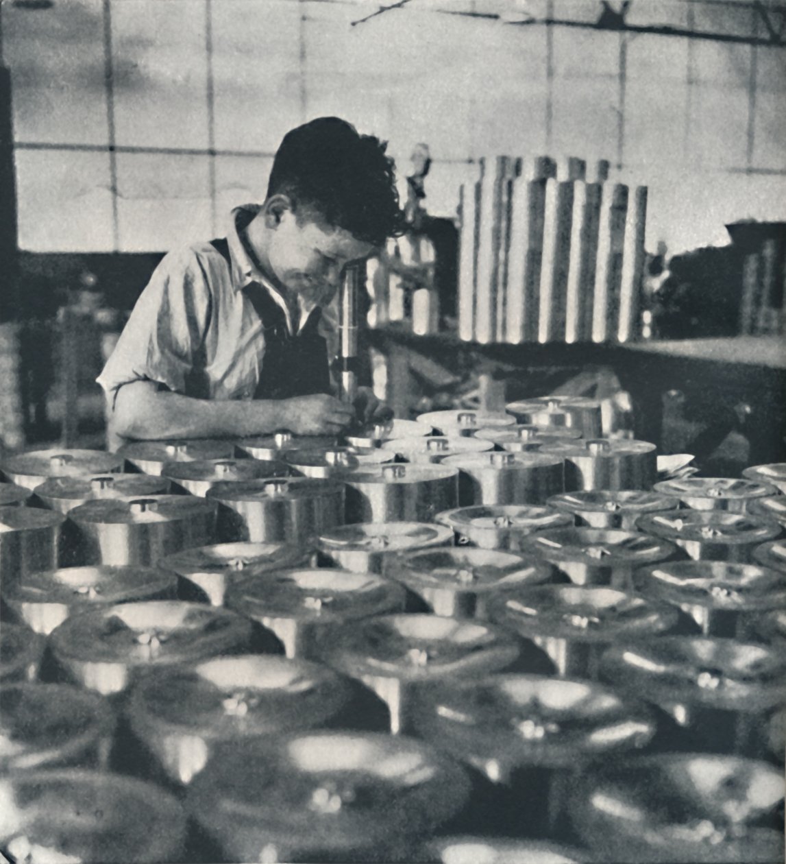 Apprenti avec microscope testant la dureté des pistons, 1941 - Cecil Beaton