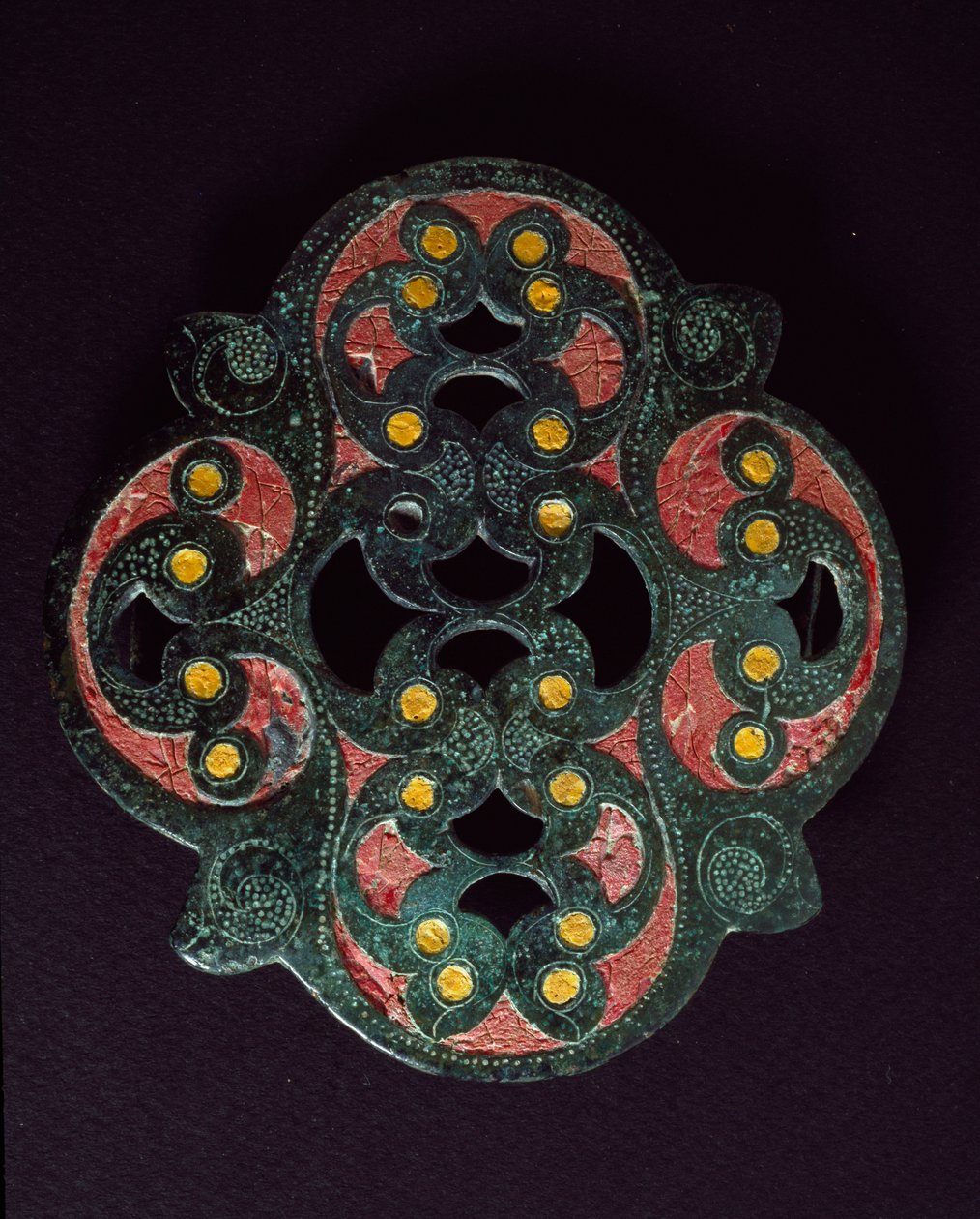 Art celtique : plaque de bronze percée avec incrustation d