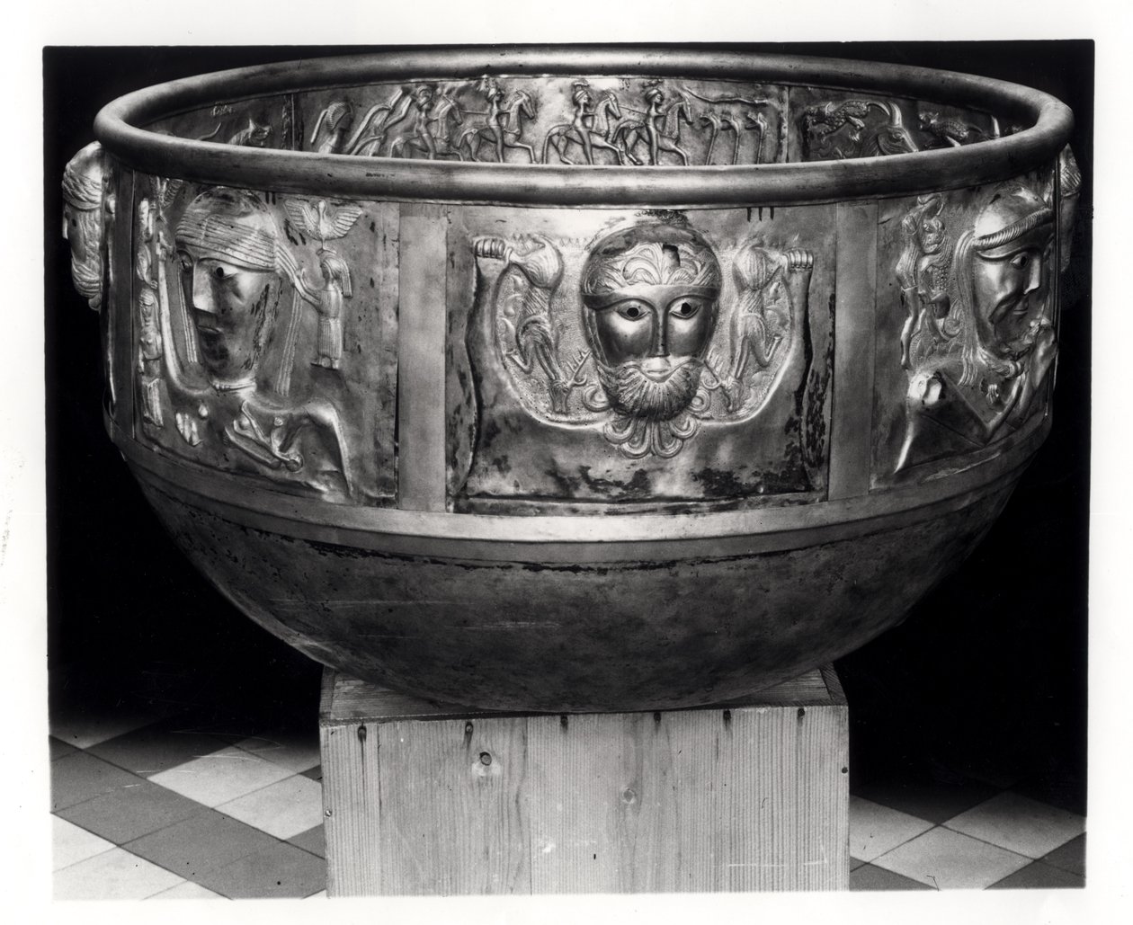 Réplique grandeur nature du chaudron de Gundestrup, original fabriqué au 1er siècle avant JC - Celtic