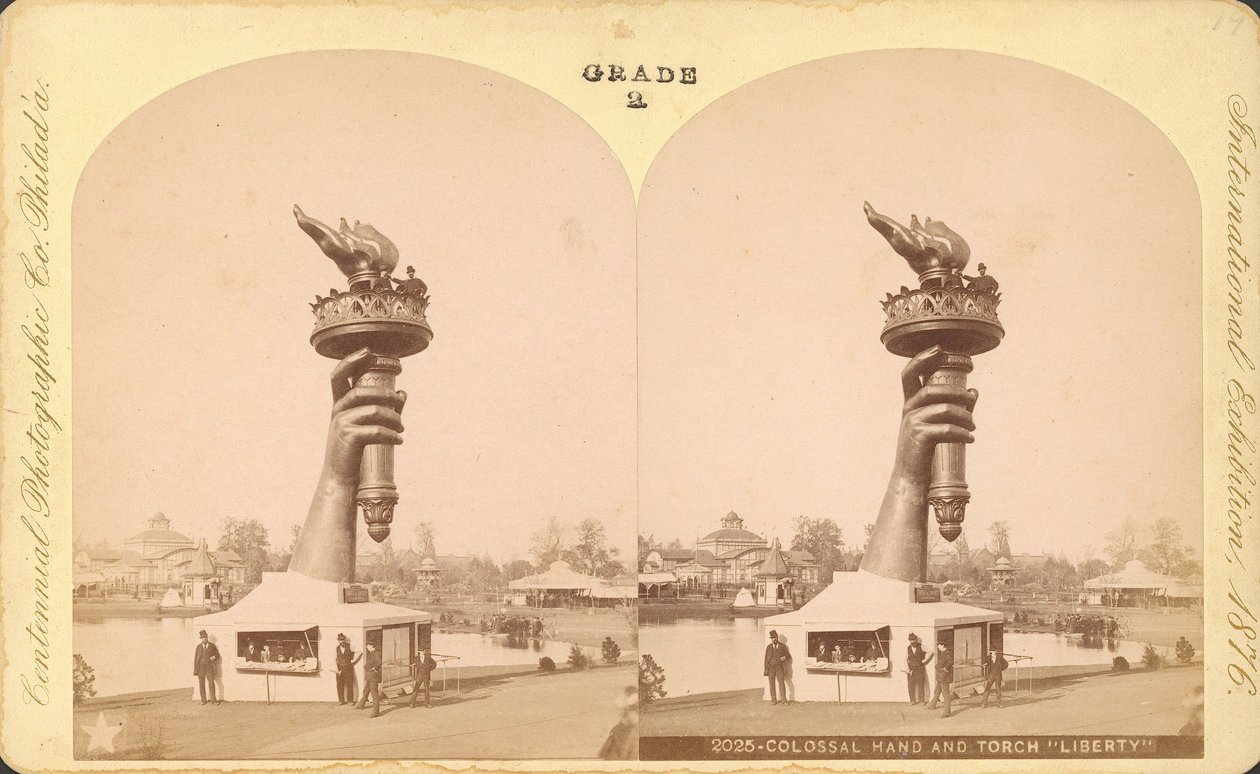 Main colossale et torche, Liberté, Exposition du Centenaire, Philadelphie - Centennial Photographic Co.