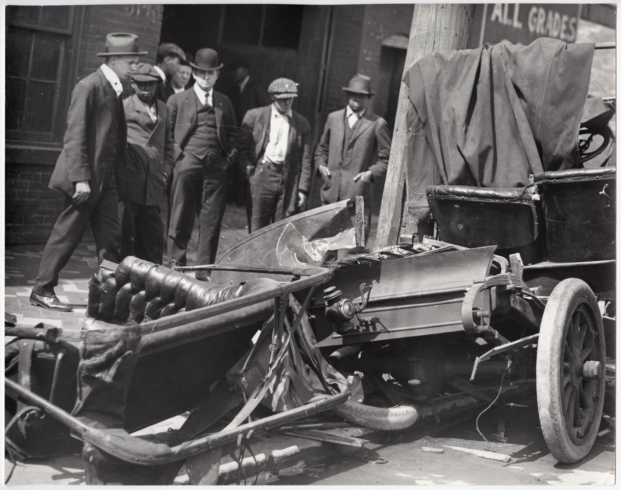 Foule Regardant une Voiture Accidentée - Charles Clement Holt