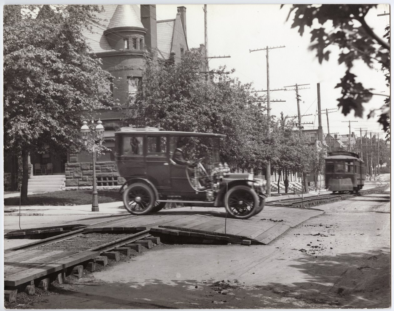 Limousine Packard traversant les voies du tramway à Lindell Boulevard et Boyle Avenue - Charles Clement Holt