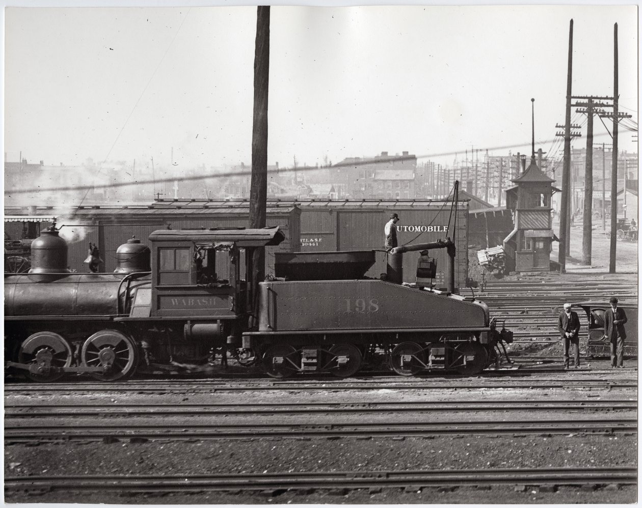 Locomotive à vapeur et wagons dans une gare non identifiée - Charles Clement Holt