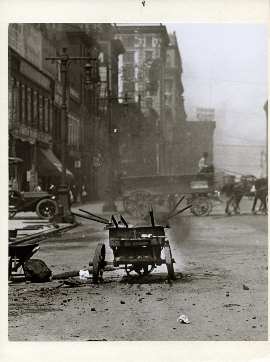 Équipement de réparation de rue près du coin sud-ouest de Chestnut Street et 12th Street, maintenant Tucker Boulevard - Charles Clement Holt