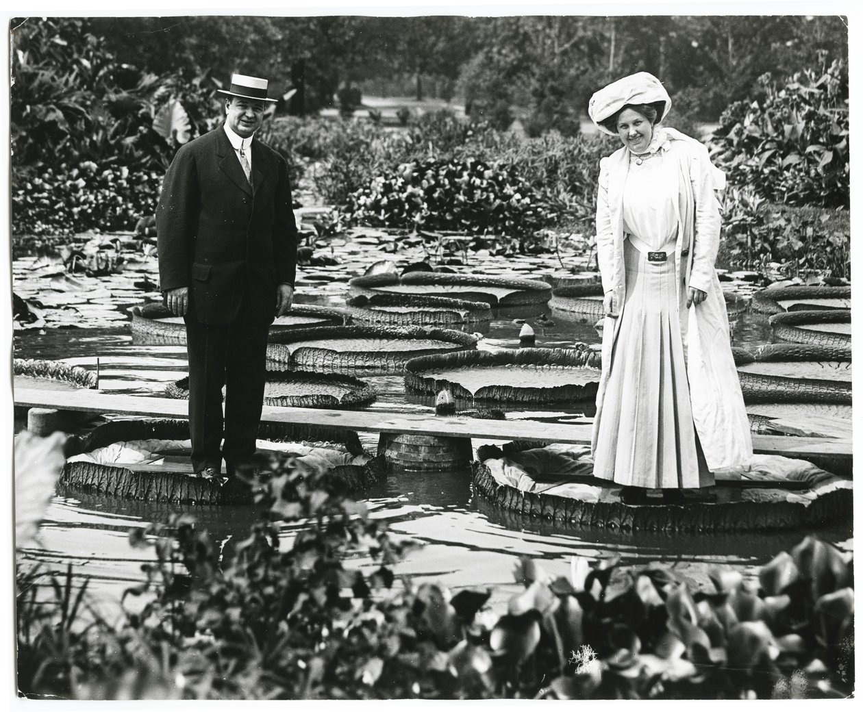 Étang aux nénuphars de Tower Grove Park. Homme et femme debout sur des nénuphars. - Charles Clement Holt