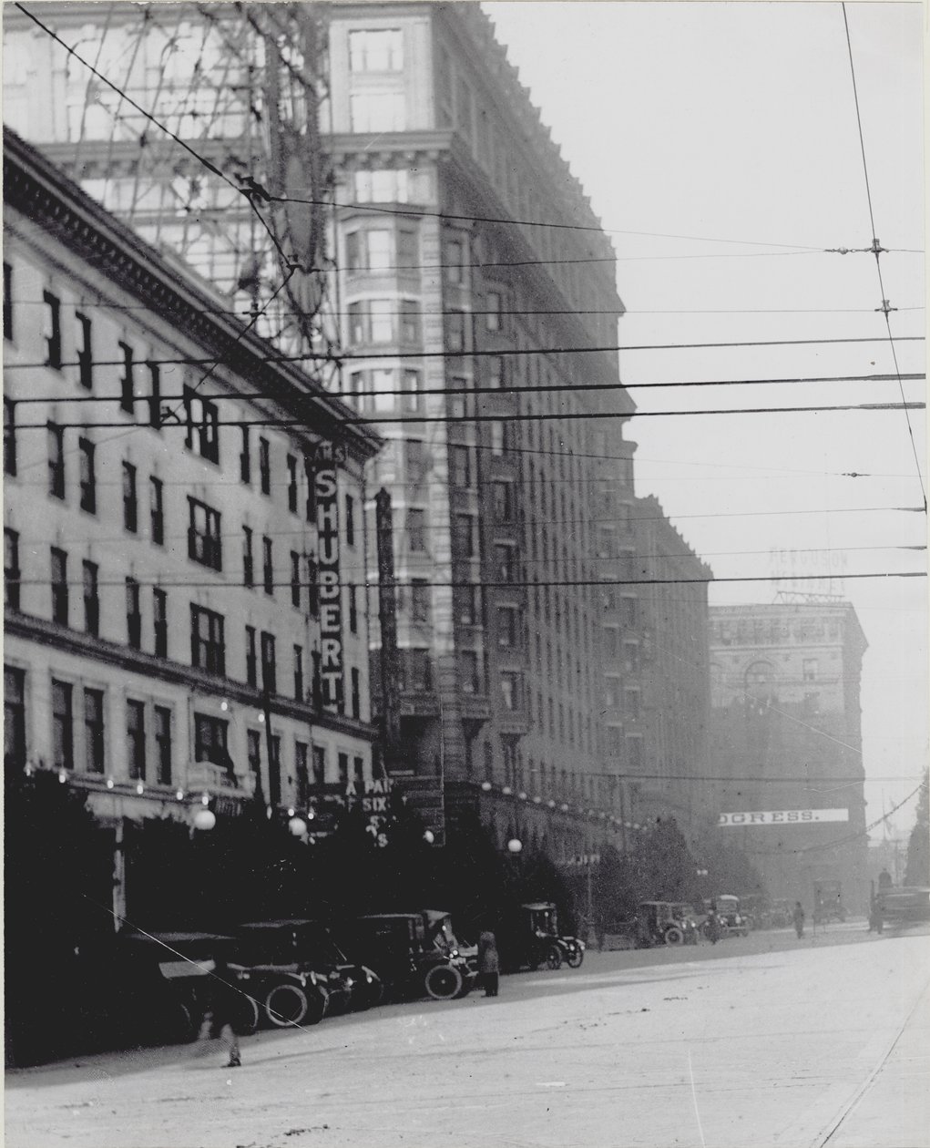 Photographie verticale en noir et blanc regardant vers le nord sur Twelfth Street - Charles Clement Holt