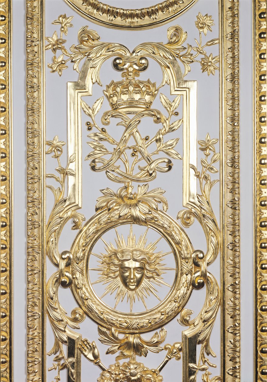 Détail de la boiserie représentant la couronne et le monogramme de Louis XIV 1638-1715 et le soleil, du Salon de Vénus, 1668 - Charles Le Brun