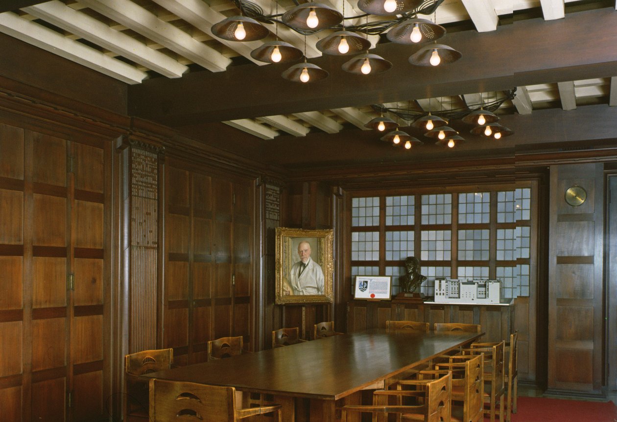 Vue de la salle du conseil, construite en 1897-99 - Charles Rennie Mackintosh