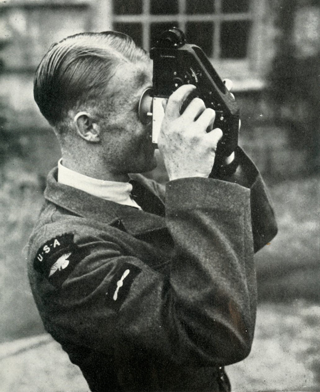 Aviateur apprenant la navigation pendant la Seconde Guerre mondiale - Charles Brown
