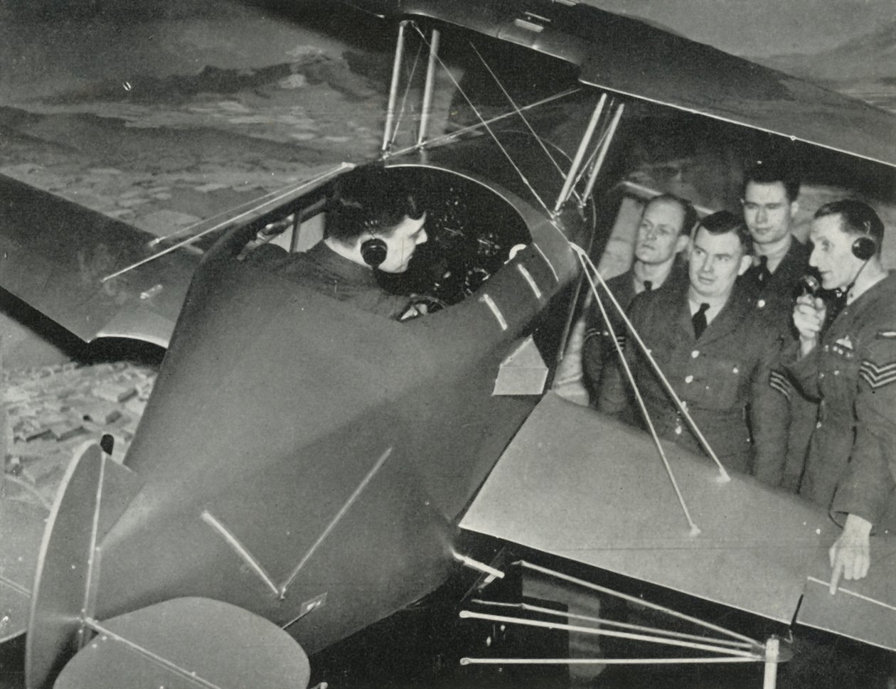 Personnel de la RAF apprenant à piloter dans un simulateur de vol pendant la Seconde Guerre mondiale, 1941 - Charles Brown