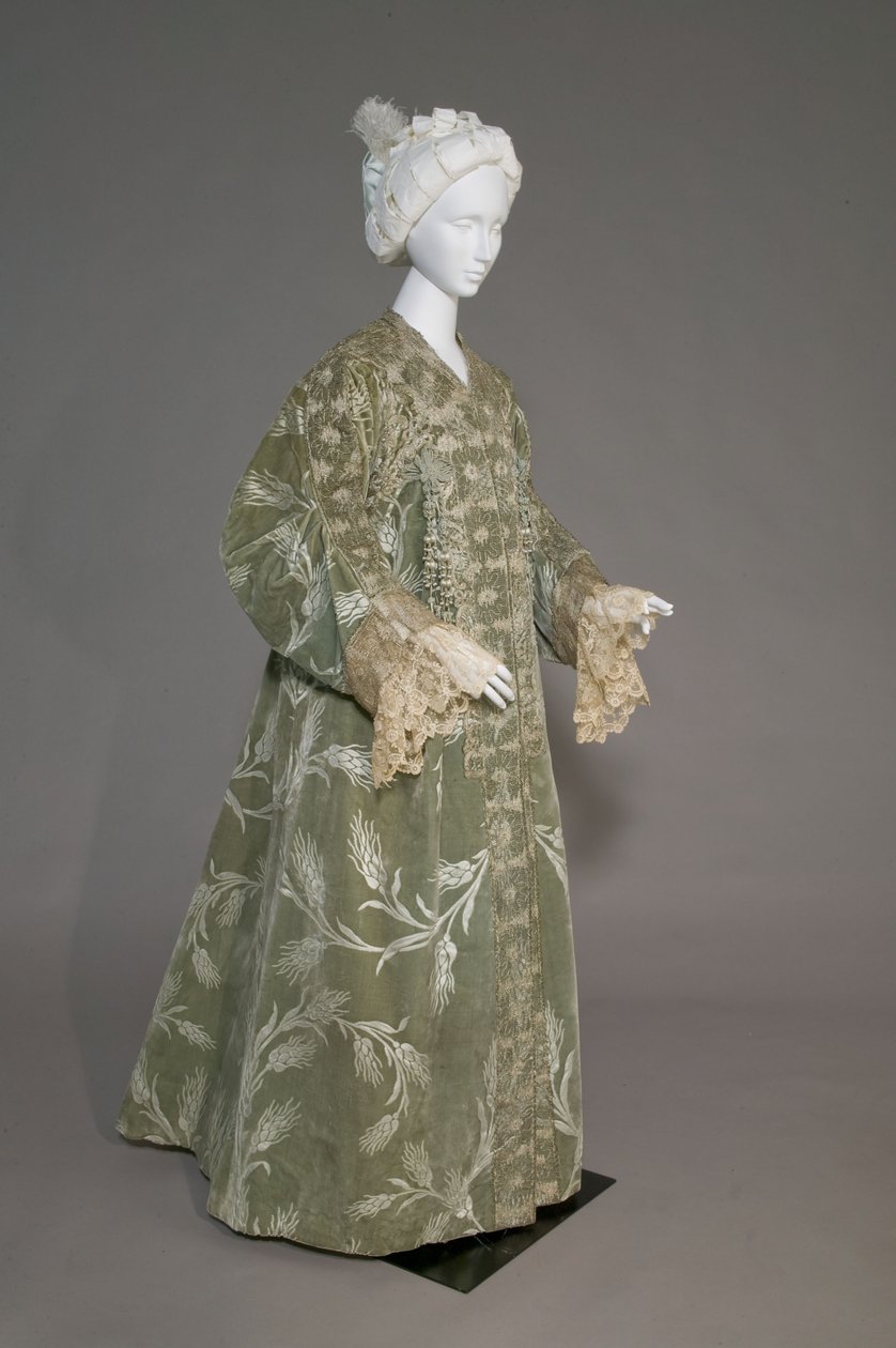Manteau de soirée de Bertha Palmer, vers 1902 (vue oblique de face). Satin de soie avec velours coupé en motif de blé, dentelle de fil métallique, glands de soie métallique. Worth, Paris. - Charles Frederick Worth