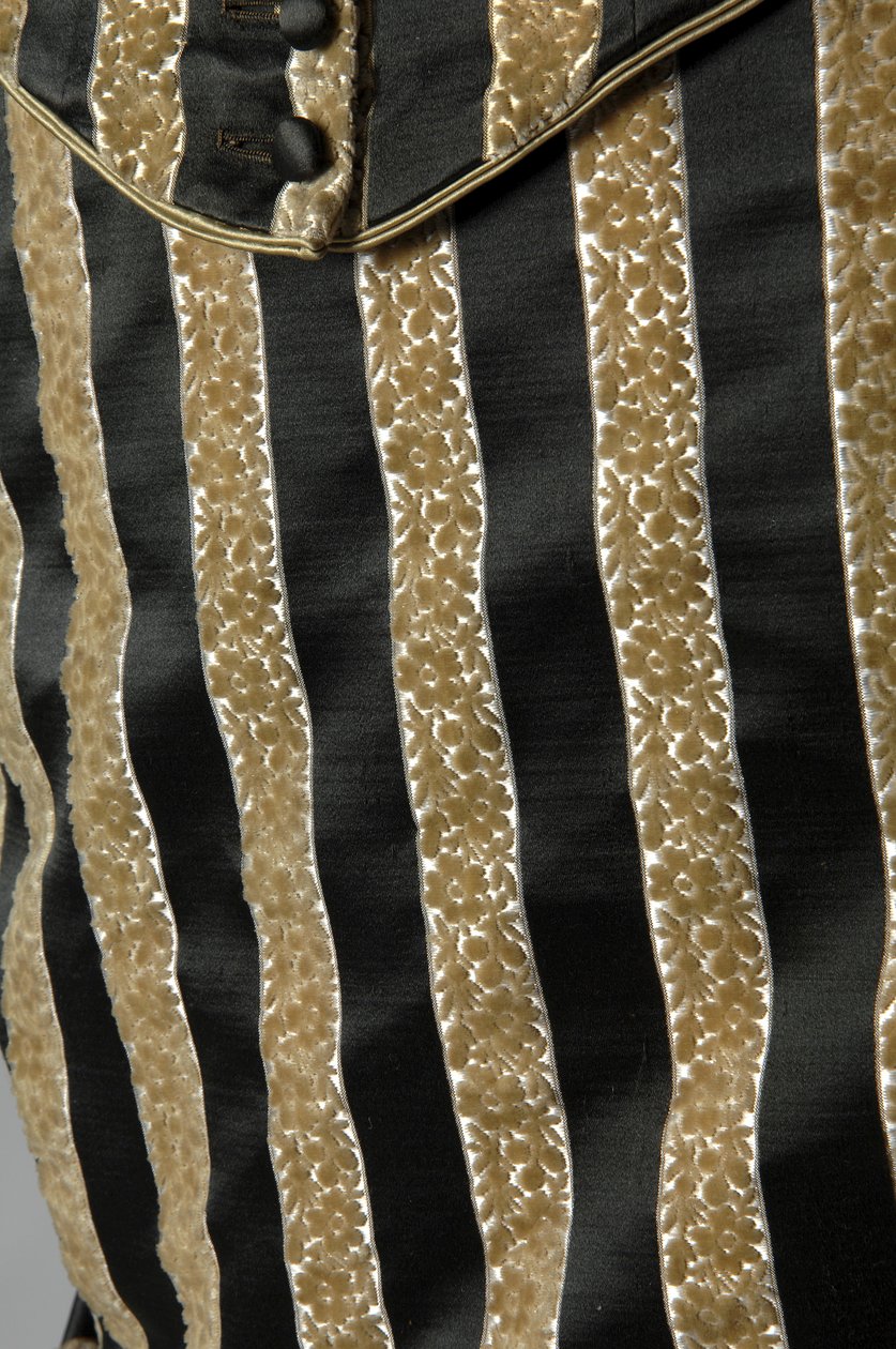 Robe de soirée, c.1884 (détail du tissu). Satin de soie et velours coupé, dentelle, glands et franges en fil de soie. Charles Frederick Worth, France. - Charles Frederick Worth