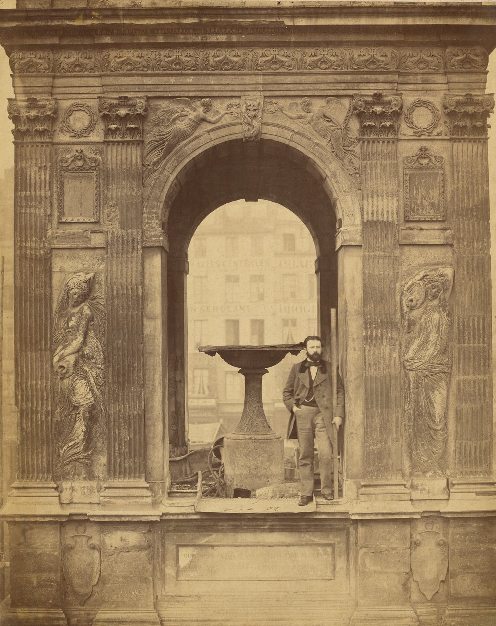 [Homme non identifié posant à la fontaine des Innocents] - Charles Marville