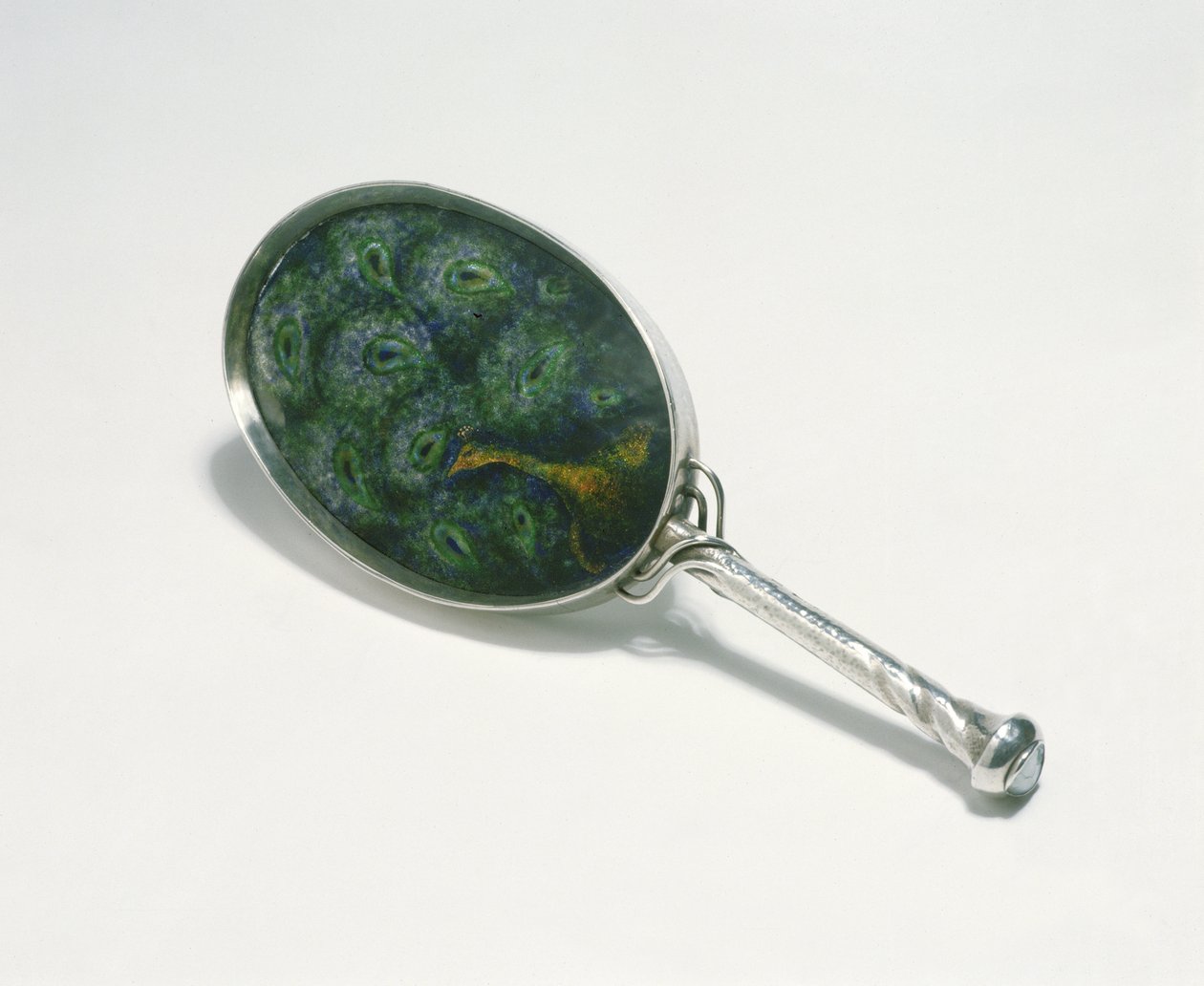 Miroir à main conçu par Ashbee avec un motif de paon émaillé par William Mark, fabriqué par la guilde de l