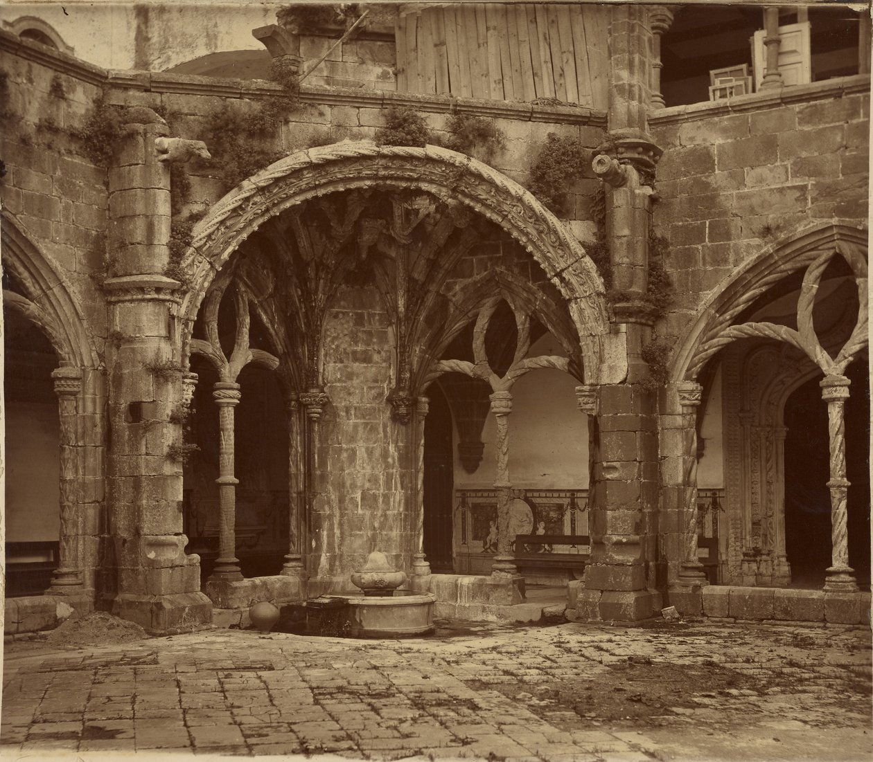 [Cloître du Silence, monastère de Santa Cruz de Coimbra] - Charles Thurston Thompson