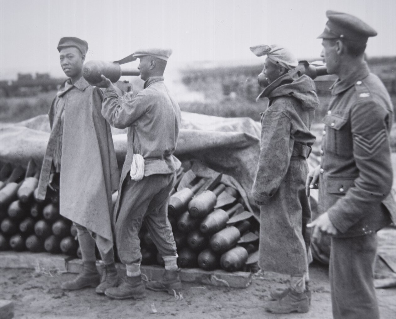 Unité chinoise stockant des bombes aériennes dans un dépôt d