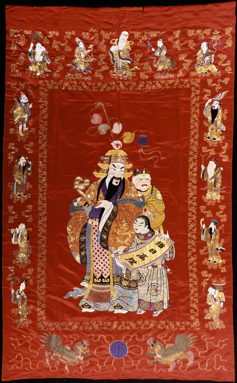 Un pendentif chinois en satin rouge brodé représentant une figure avec un ru-i et deux assistants, les bordures décorées avec les huit immortels - Chinese School
