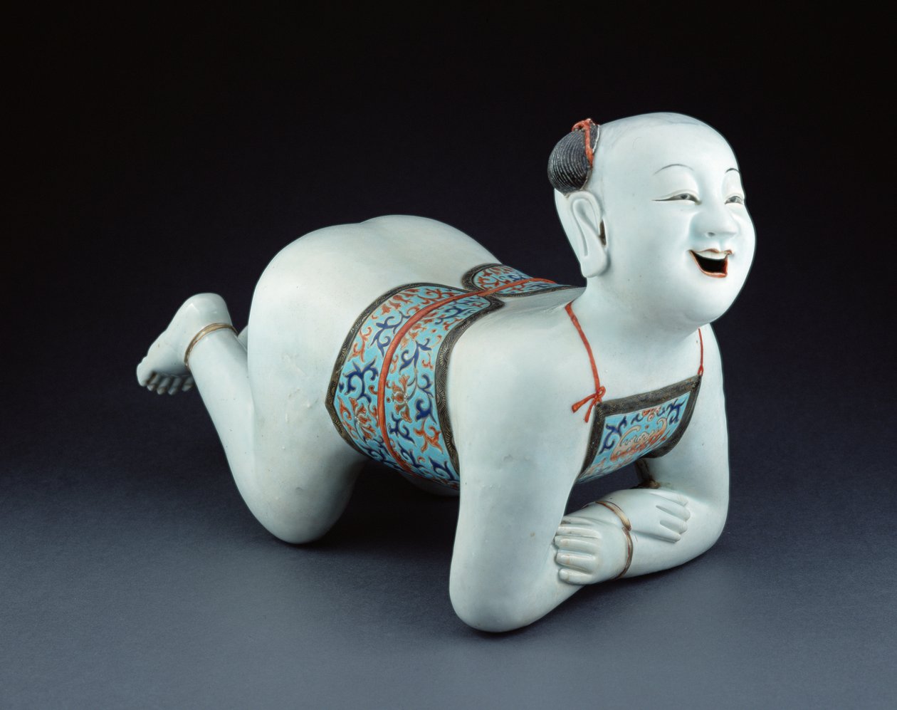 Oreiller en porcelaine chinoise en forme de garçon semi-nu - Chinese School