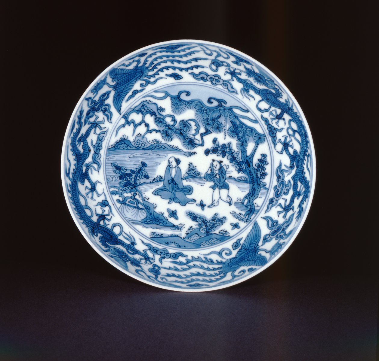 Plat bleu et blanc peint avec un sage et un assistant, marque et période Wanli, 1573-90 (porcelaine) - Chinese School