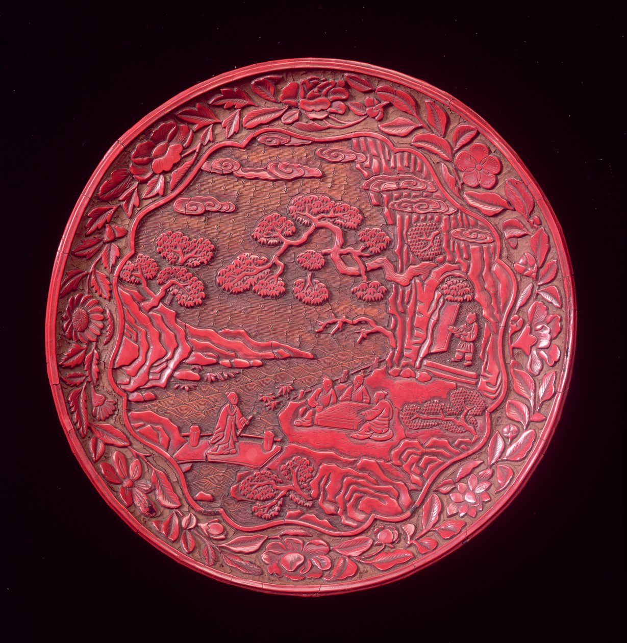 Plat en cinabre sculpté, fin de la dynastie Yuan à début de la dynastie Ming (bois laqué) - Chinese School