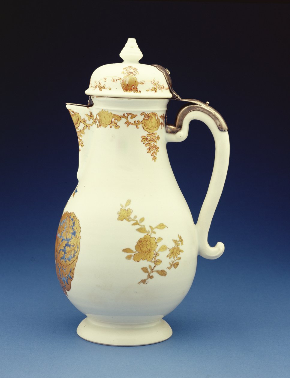 Cafetière de forme Meissen décorée principalement en or avec les armes de Gustav Gabriel Loodh, période Qianlong (1736-95) - Chinese School