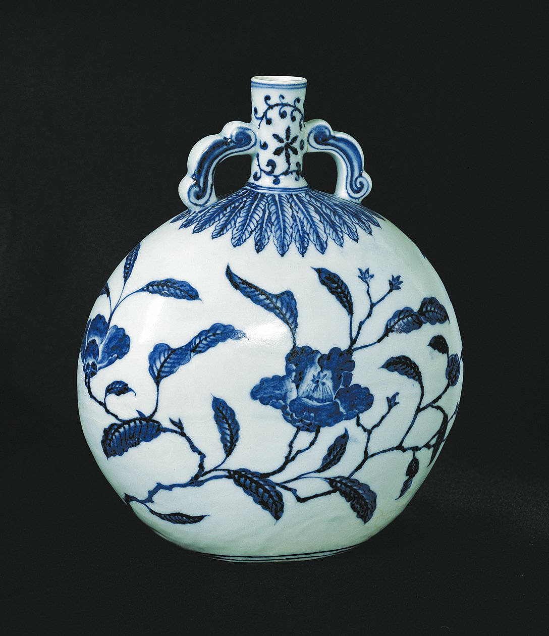 Gourde bleue et blanche de pèlerins avec décorations florales, c.1403-24 - Chinese School