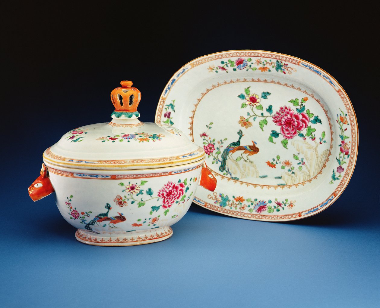 Soupière, couvercle et support peints avec le motif Double Paon, période Qianlong (1736-95) - Chinese School