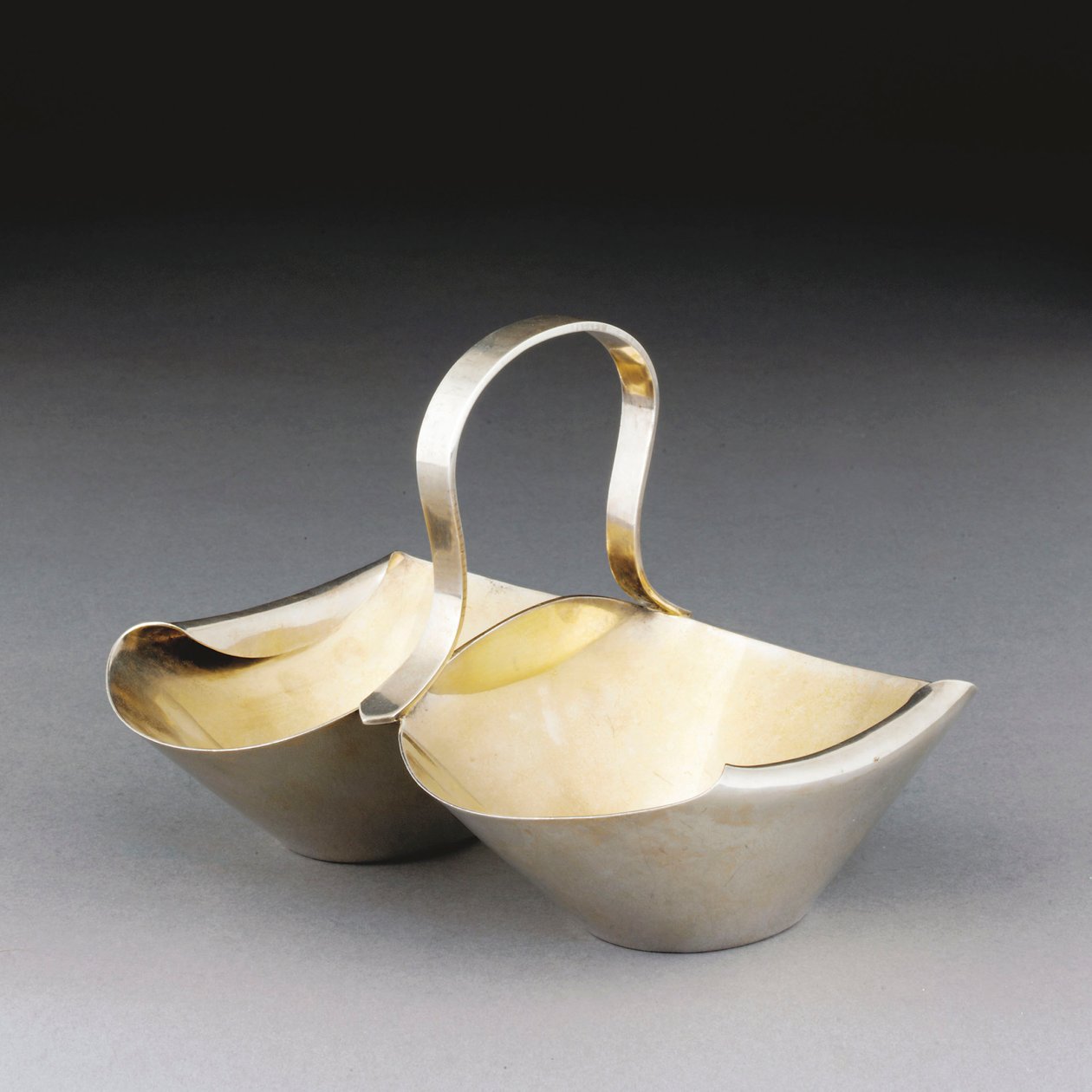 Un panier en métal blanc - Christopher Dresser