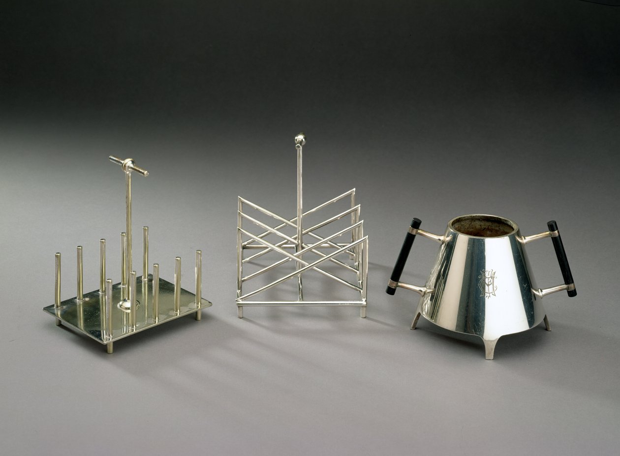 Porte-toast avec supports verticaux, fabriqué par Hukin & Heath, 1878; porte-toast à section triangulaire, fabriqué par Elkington & Co., vers 1875-88; bol à sucre avec bois ébonisé - Christopher Dresser