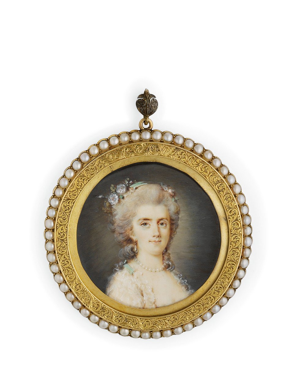 Comtesse Diane de Polignac, en robe blanche décolletée, fleurs et ruban vert menthe dans ses cheveux poudrés relevés, portant un collier et des boucles d