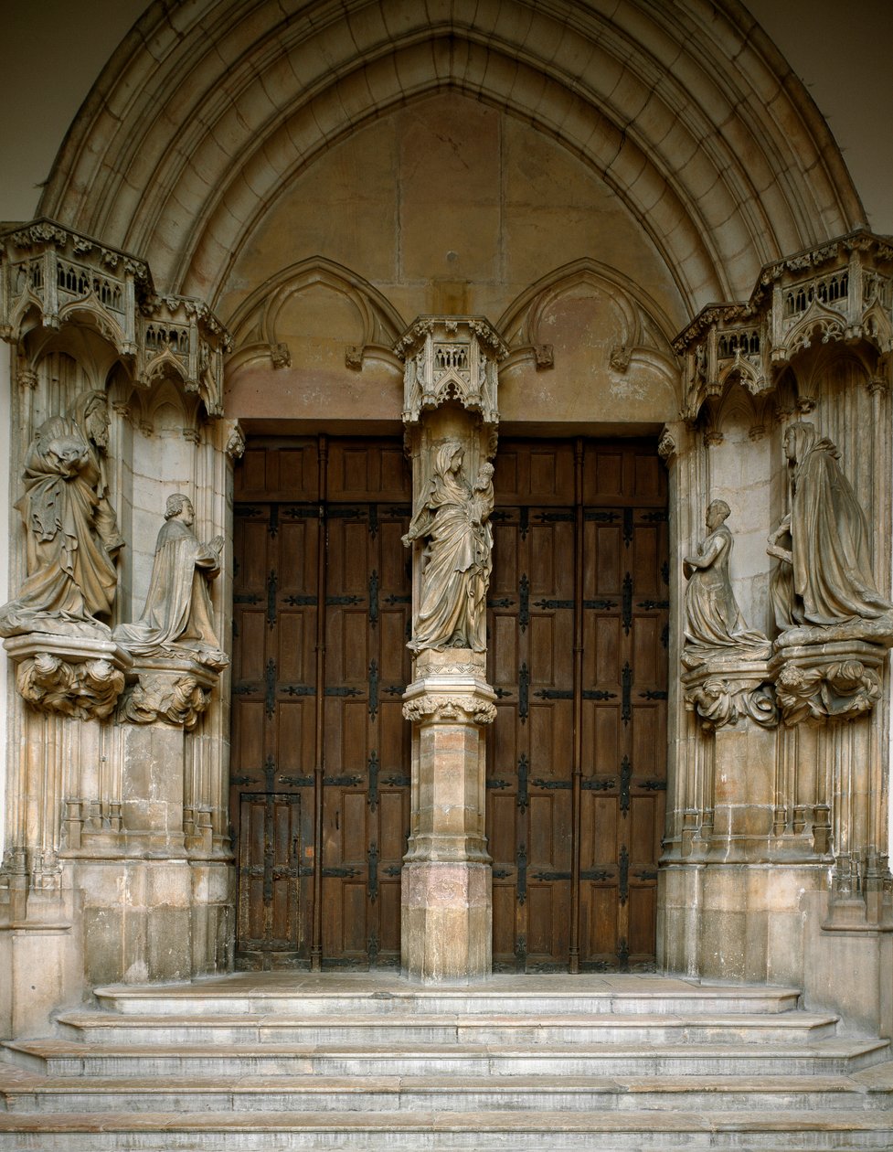 Vue du portail de la Chartreuse de Champmol, décoré de cinq sculptures réalisées par Claus Sluter (vers 1350-1405) : la Vierge, le duc et la duchesse de Bourgogne, Saint Jean-Baptiste et Sainte Marguerite - Claus Sluter