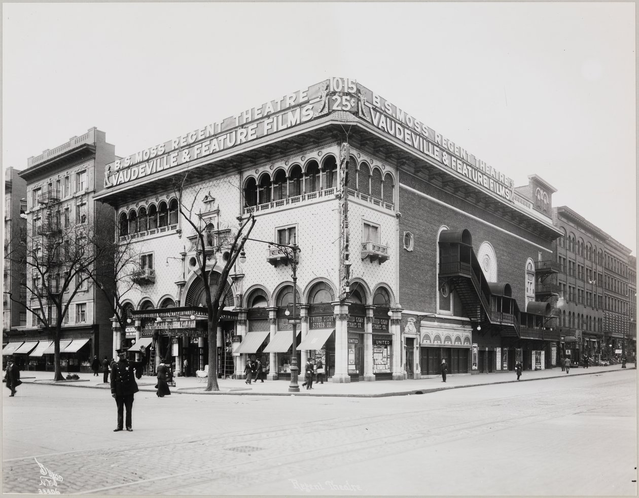 Un immense théâtre avec une façade élaborée, complète avec des arches et des balcons mauresques. Un grand panneau au sommet du bâtiment indique 