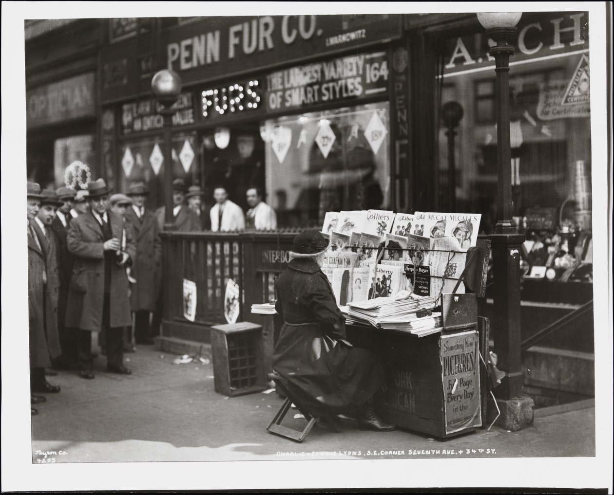 Marchand de journaux aveugle, Fannie Lyons, à son stand au coin sud-est de la 7e Avenue et de la 34e Rue - Company Byron