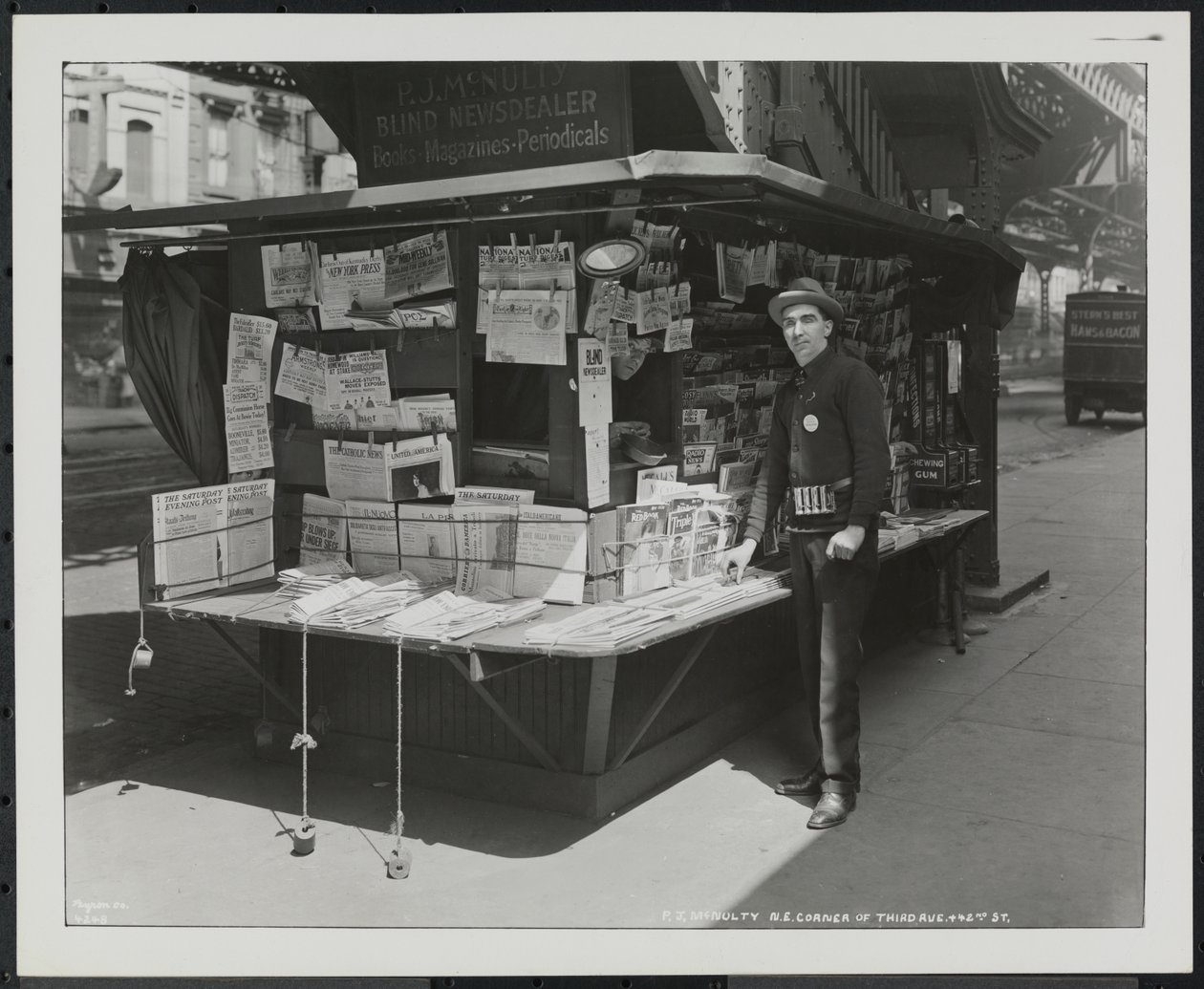 Marchand de journaux aveugle, P.J. McNulty à son stand au coin nord-est de la 3e Avenue et de la 42e Rue - Company Byron