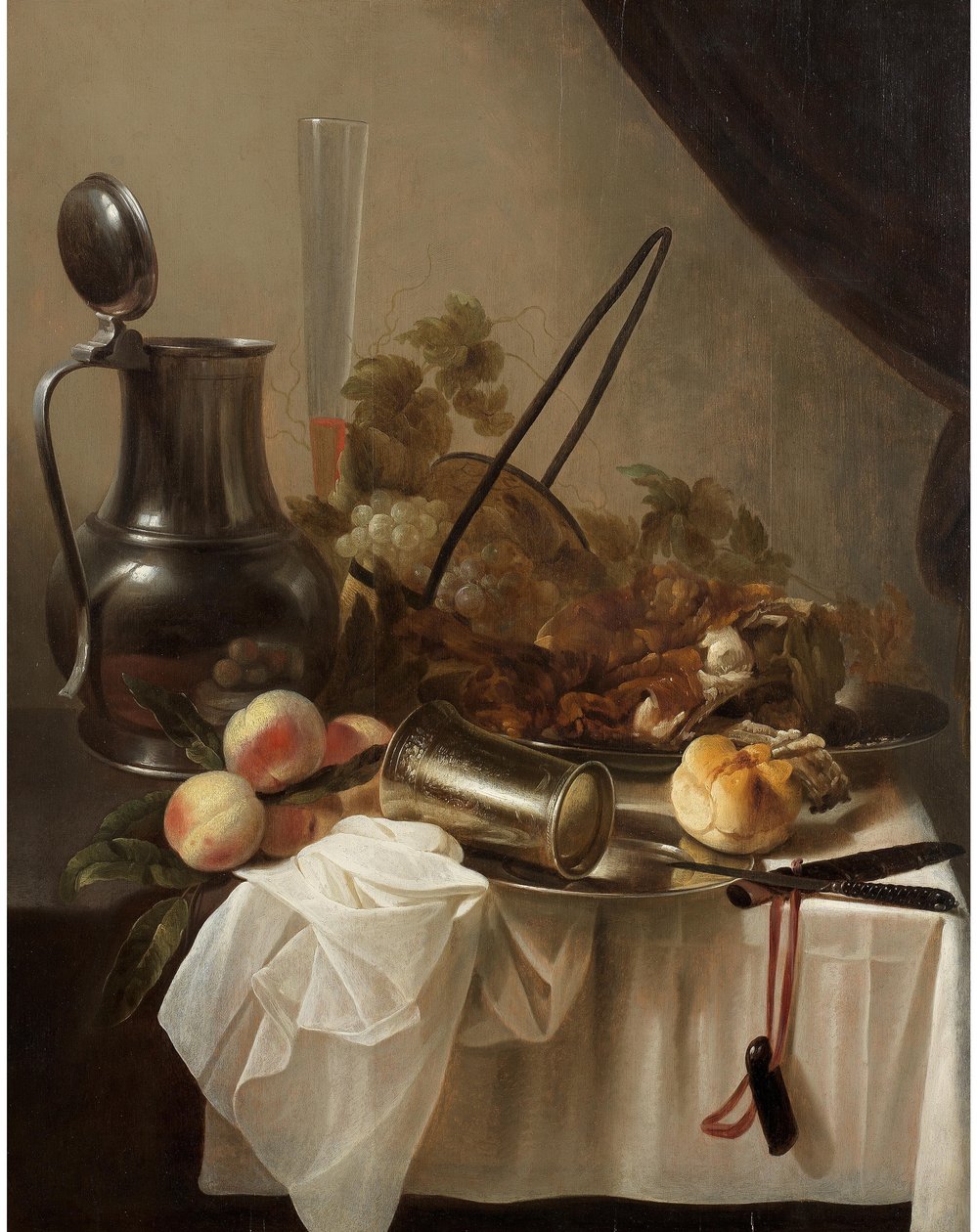 Une cruche en étain avec une coupe en argent renversée contenant des fruits, du pain et de la viande sur un plateau de table drapé. - Cornelis Kruys