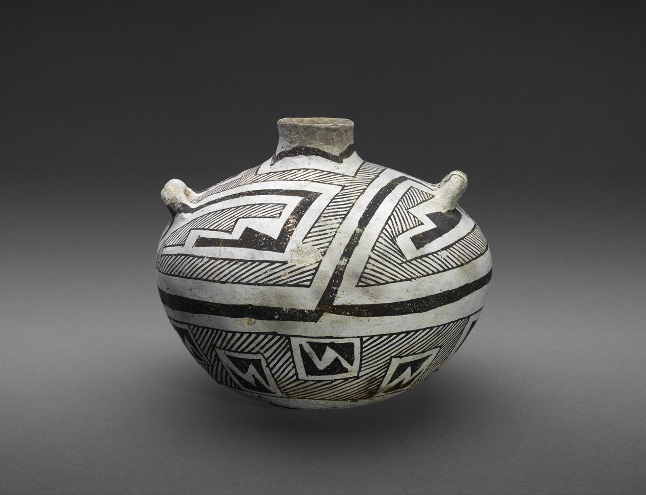 Pot (Olla) avec motifs en escalier et rayures - Culture Mogollon