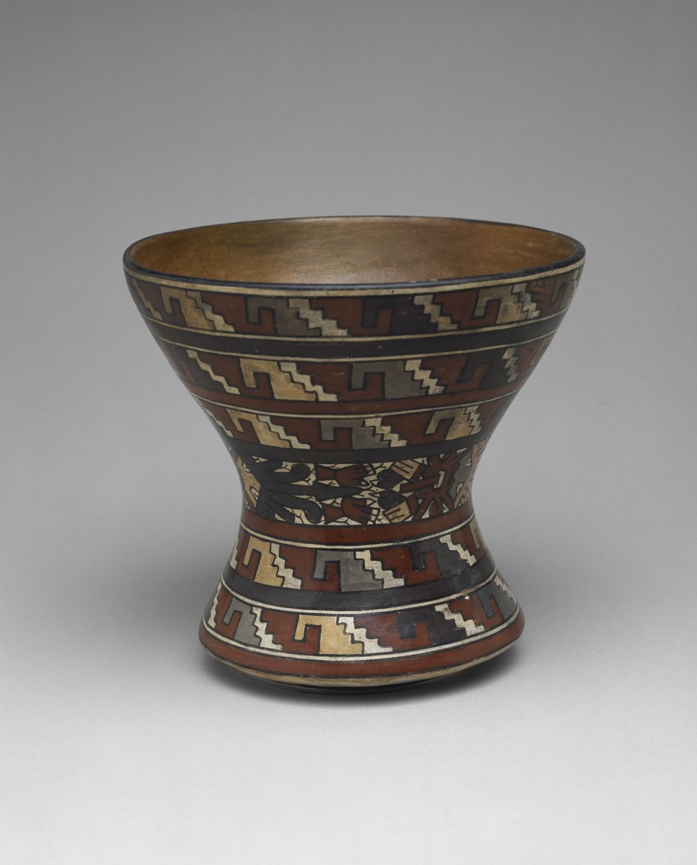 Gobelet avec motifs en escalier - Culture Nazca