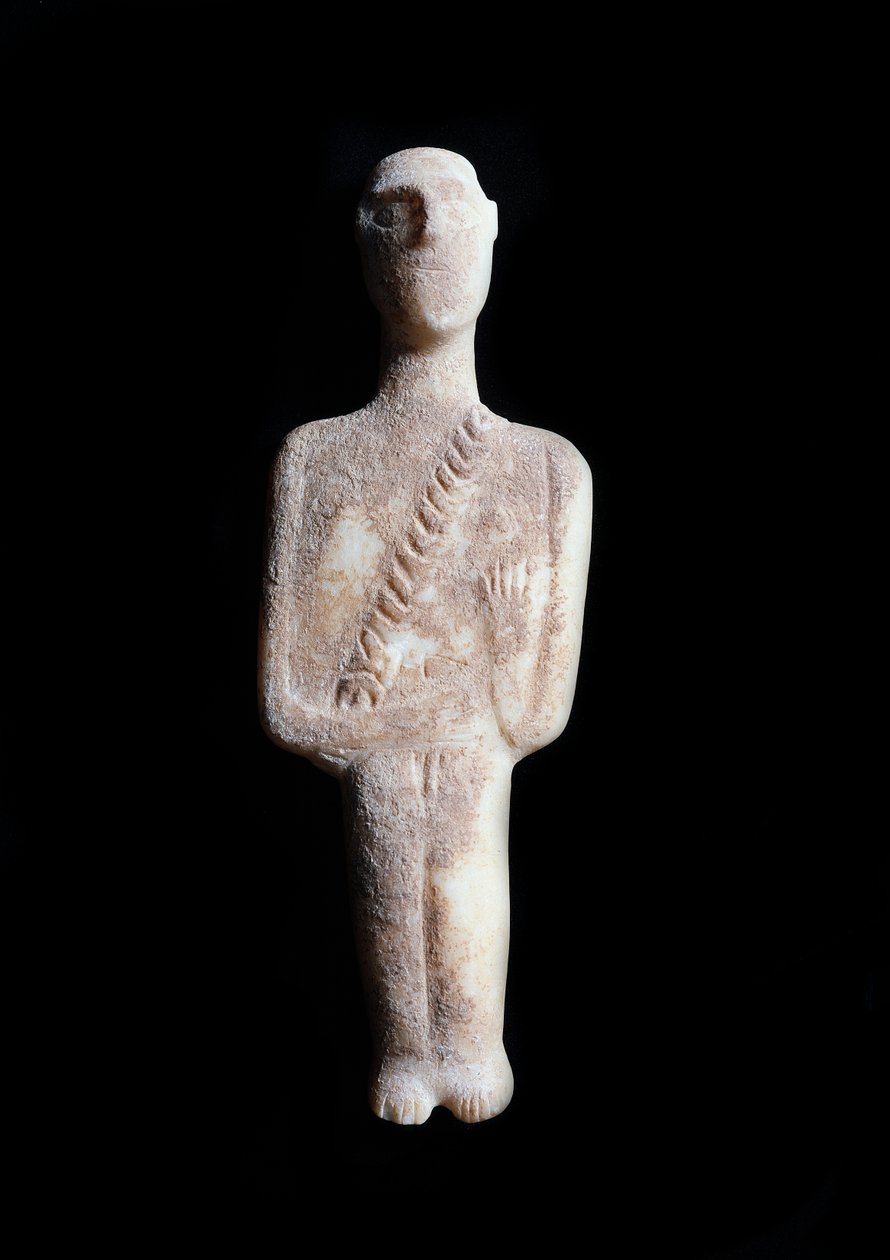 Idole masculine, figurine schématique. Sculpture en marbre blanc avec incrustations d