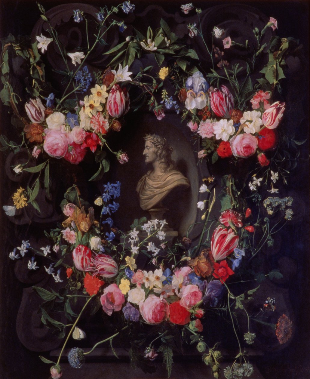 Guirlande de fleurs entourant un buste en marbre de l