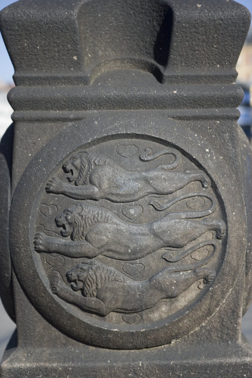 Trois lions sculptés dans une colonne de pierre sur la place de l