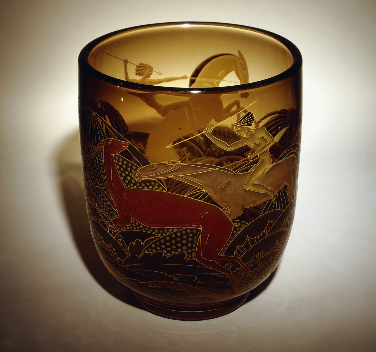 Vase en verre émaillé représentant deux Amazones chassant des cerfs - Daum Freres