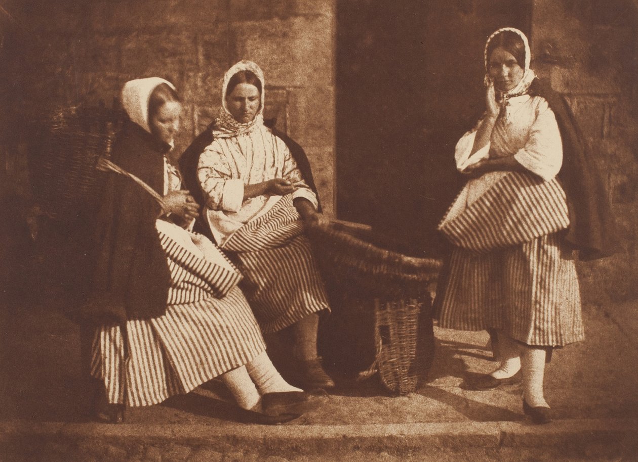 Mme Logan et deux femmes inconnues, Newhaven, 1843-47, imprimé vers 1916 - Hill and Adamson