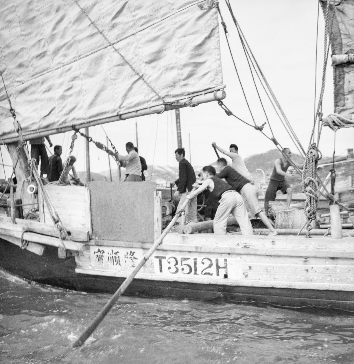 Vue très rapprochée du port de la petite commerçante de Hong Kong T3512H à Sham Shui Po, Hong Kong - David Watkin Waters